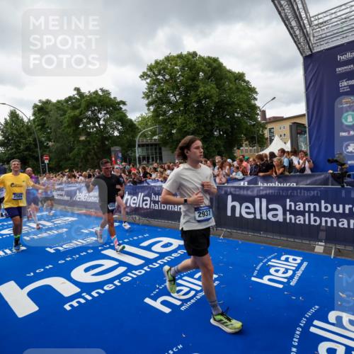 29.06.2025 - hella hamburg halbmarathon Zöllner http://msf.ph/oto/8416034 29.06.2025 10:49:45 Ziel 2504, 2706, 2937, 3060, 3543, 5894, 5978, 6115, 6125, 7332, 9463, 9551, 9619, 9723, 9924, 11977, 13159, 14794, 16843, 16877, 17282, 17753, 18058, 18451, 18926 meine-sportfotos.de