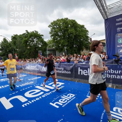 29.06.2025 - hella hamburg halbmarathon Zöllner http://msf.ph/oto/8416046 29.06.2025 10:49:46 Ziel 2504, 2706, 2937, 3060, 3543, 5894, 5978, 6115, 6125, 7332, 9463, 9551, 9619, 9723, 9924, 13159, 14794, 16843, 16877, 17282, 17753, 18058, 18451, 18926 meine-sportfotos.de