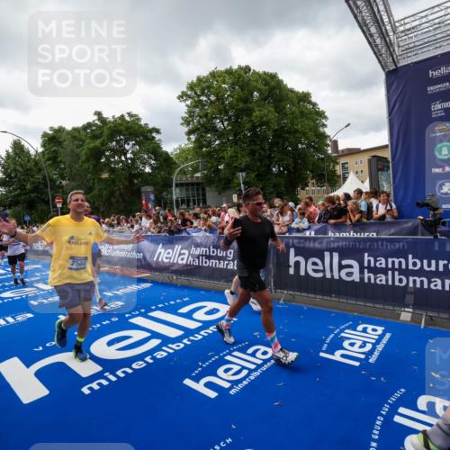 29.06.2025 - hella hamburg halbmarathon Zöllner http://msf.ph/oto/8416052 29.06.2025 10:49:46 Ziel 2504, 2706, 2937, 3060, 3543, 5894, 5978, 6115, 6125, 7332, 9463, 9551, 9619, 9723, 9924, 13159, 14794, 16843, 16877, 17282, 17753, 18058, 18451, 18926 meine-sportfotos.de