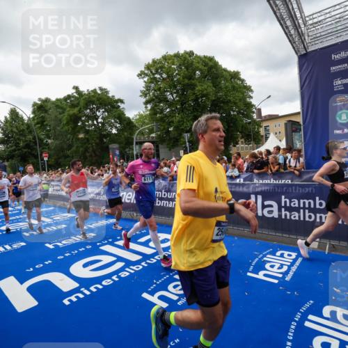 29.06.2025 - hella hamburg halbmarathon Zöllner http://msf.ph/oto/8416063 29.06.2025 10:49:47 Ziel 2504, 2706, 3060, 3543, 5894, 5978, 6115, 6125, 7332, 9463, 9551, 9619, 9723, 9924, 11975, 13159, 14794, 16843, 16877, 17282, 17753, 18058, 18451, 18926 meine-sportfotos.de