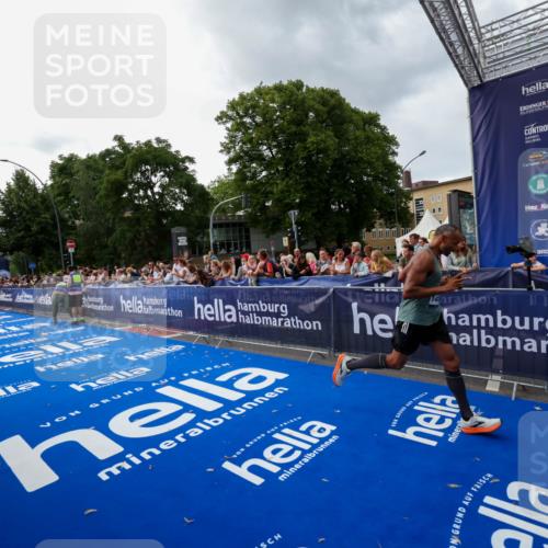 29.06.2025 - hella hamburg halbmarathon Zöllner http://msf.ph/oto/8416066 29.06.2025 10:27:10 Ziel 14828 meine-sportfotos.de