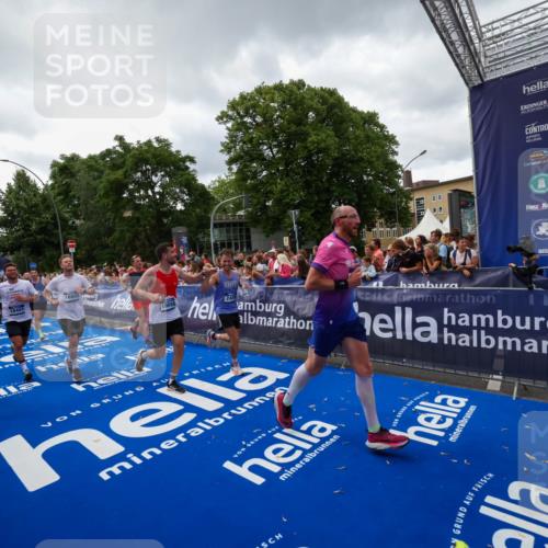 29.06.2025 - hella hamburg halbmarathon Zöllner http://msf.ph/oto/8416071 29.06.2025 10:49:47 Ziel 2504, 2706, 3060, 3543, 5894, 5978, 6115, 6125, 7332, 9463, 9551, 9619, 9723, 9924, 11975, 13159, 14794, 16843, 16877, 17282, 17753, 18058, 18451, 18926 meine-sportfotos.de