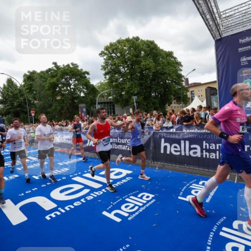29.06.2025 - hella hamburg halbmarathon Zöllner http://msf.ph/oto/8416077 29.06.2025 10:49:47 Ziel 2504, 2706, 3060, 3543, 5894, 5978, 6115, 6125, 7332, 9463, 9551, 9619, 9723, 9924, 11975, 13159, 14794, 16843, 16877, 17282, 17753, 18058, 18451, 18926 meine-sportfotos.de