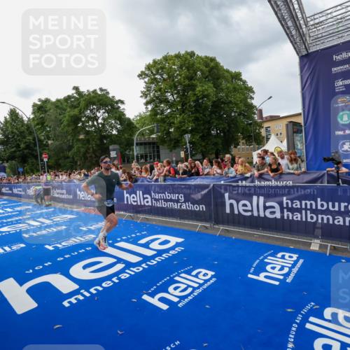 29.06.2025 - hella hamburg halbmarathon Zöllner http://msf.ph/oto/8416089 29.06.2025 10:27:17 Ziel 9097, 15583, 18037, 18124 meine-sportfotos.de