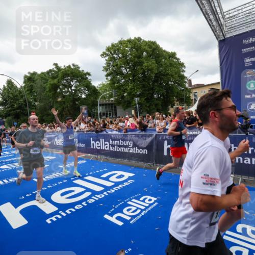 29.06.2025 - hella hamburg halbmarathon Zöllner http://msf.ph/oto/8416095 29.06.2025 10:49:49 Ziel 2706, 3060, 3543, 5894, 6125, 7332, 9200, 9551, 9619, 9723, 9924, 11975, 13159, 14794, 16800, 16843, 16877, 17282, 17753, 18451, 18926 meine-sportfotos.de