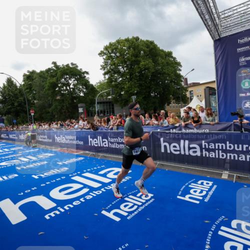 29.06.2025 - hella hamburg halbmarathon Zöllner http://msf.ph/oto/8416101 29.06.2025 10:27:17 Ziel 9097, 15583, 18037, 18124 meine-sportfotos.de