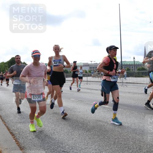 29.06.2025 - hella hamburg halbmarathon Lena Gebhardt http://msf.ph/oto/8416102 29.06.2025 10:17:41 Lombardsbrücke 17761, 6336, 4218, 1419, 1015, 1083, 1204, 1274, 1458, 1477, 1622, 1641, 1749, 1795, 2094, 2259, 2305, 2548, 2860, 3138, 3292, 3464, 3466, 3802, 3803, 4194, 4218, 4852, 5002, 5004, 5023, 5290, 5611, 5733, 6126, 6128, 6254, 6336, 6352, 6520, 6522, 6786, 7011, 7258, 7291, 7410, 7413, 7445, 7566, 7647, 7844, 7945, 8128, 8144, 8210, 8253, 8309, 8351, 8433, 8607, 8799, 8895, 9152, 9259, 9400, 9734, 9798, 9848, 9964, 10174, 10509 meine-sportfotos.de