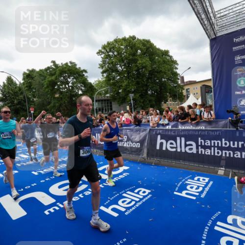 29.06.2025 - hella hamburg halbmarathon Zöllner http://msf.ph/oto/8416109 29.06.2025 10:49:49 Ziel 2706, 3060, 3543, 5894, 6125, 7332, 9200, 9551, 9619, 9723, 9924, 11975, 13159, 14794, 16800, 16843, 16877, 17282, 17753, 18451, 18926 meine-sportfotos.de