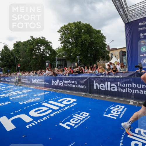 29.06.2025 - hella hamburg halbmarathon Zöllner http://msf.ph/oto/8416112 29.06.2025 10:27:17 Ziel 9097, 15583, 18037, 18124 meine-sportfotos.de
