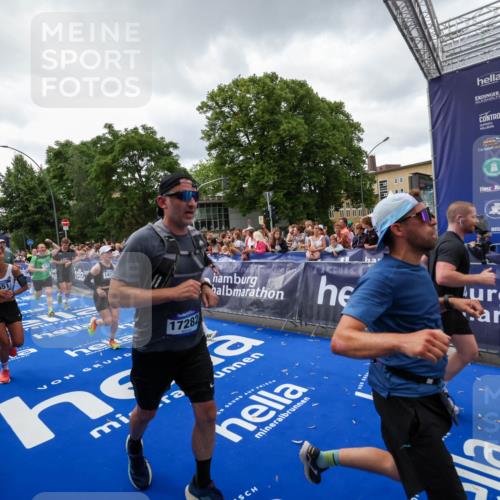 29.06.2025 - hella hamburg halbmarathon Zöllner http://msf.ph/oto/8416136 29.06.2025 10:49:51 Ziel 3543, 4017, 5460, 5894, 6125, 9126, 9200, 9551, 9597, 9723, 9924, 11975, 13159, 13463, 14794, 16800, 16877, 17282, 17753, 18926, 19109, 19122 meine-sportfotos.de