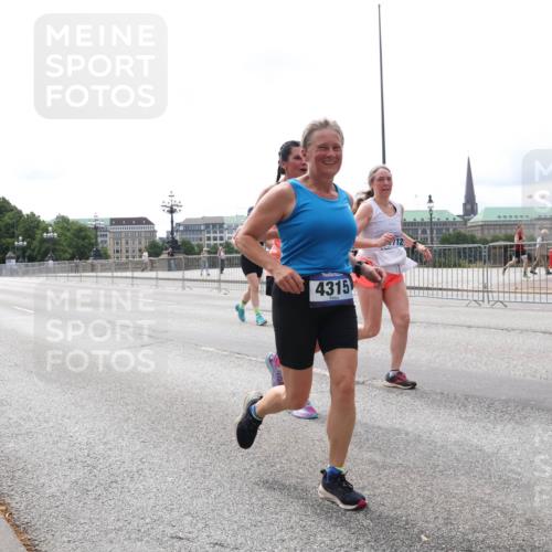 29.06.2025 - hella hamburg halbmarathon Lena Gebhardt http://msf.ph/oto/8416144 29.06.2025 10:26:29 Lombardsbrücke 6942, 4315, 1300, 2643, 3617, 4267, 4268, 4315, 4507, 4509, 4844, 6159, 6625, 6905, 7929, 8079, 8276, 8306, 8357, 8674, 8942, 9186, 11107, 11139, 11270, 12126, 12826, 12827, 13264, 14063, 14356, 14726, 14930, 15027, 15807, 15878, 16788, 17300, 17675, 17712, 18074, 18087, 18516, 19144 meine-sportfotos.de