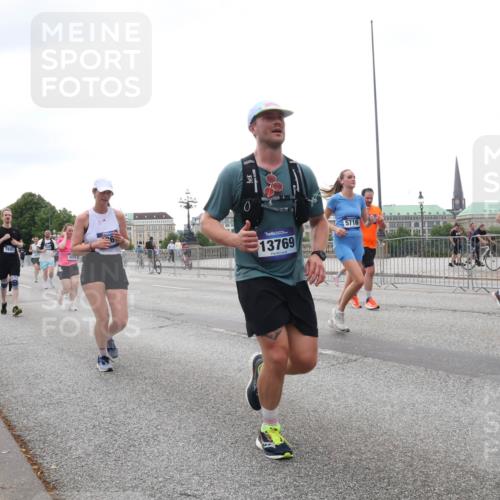 29.06.2025 - hella hamburg halbmarathon Lena Gebhardt http://msf.ph/oto/8416148 29.06.2025 10:51:42 Lombardsbrücke 7841, 4808, 13769, 295, 5716, 7771, 47, 1617, 1997, 2202, 2308, 2380, 2484, 2485, 2593, 2736, 2778, 3240, 3991, 4606, 4652, 4748, 4808, 4878, 5291, 5357, 5394, 5534, 5716, 5717, 6007, 6091, 6604, 6885, 6945, 6947, 6954, 6961, 7682, 7769, 7841, 7871, 7992, 8040, 8125, 8399, 8621, 8672, 9220, 9340, 9462, 9582, 9583, 9590, 9594, 9673, 9763, 10496, 10521, 10533, 10693, 10830, 11034, 11101, 11268, 11575, 11875, 12065 meine-sportfotos.de
