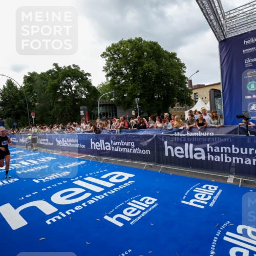 29.06.2025 - hella hamburg halbmarathon Zöllner http://msf.ph/oto/8416149 29.06.2025 10:27:19 Ziel 9097, 15136, 15583, 18037, 18124 meine-sportfotos.de