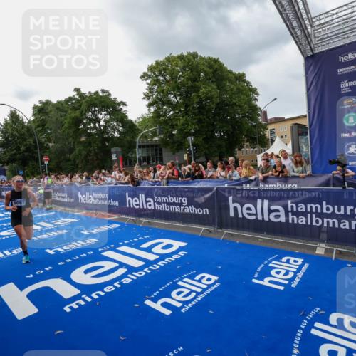 29.06.2025 - hella hamburg halbmarathon Zöllner http://msf.ph/oto/8416156 29.06.2025 10:27:20 Ziel 9097, 15136, 15583, 18037, 18124 meine-sportfotos.de