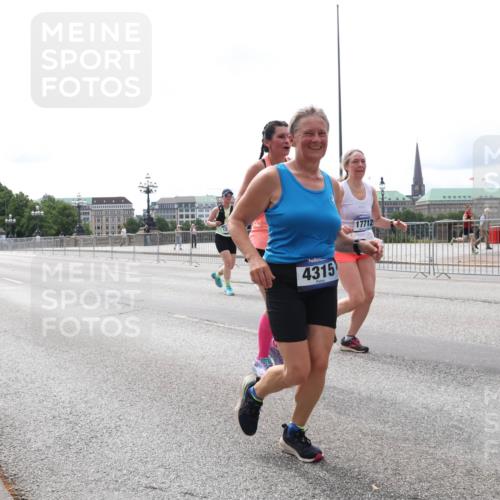 29.06.2025 - hella hamburg halbmarathon Lena Gebhardt http://msf.ph/oto/8416164 29.06.2025 10:26:29 Lombardsbrücke 4315, 17712, 42, 1300, 2643, 3617, 4267, 4268, 4315, 4507, 4509, 4844, 6159, 6625, 6905, 7929, 8079, 8276, 8306, 8357, 8674, 8942, 9186, 11107, 11139, 11270, 12126, 12826, 12827, 13264, 14063, 14356, 14726, 14930, 15027, 15807, 15878, 16788, 17300, 17675, 17712, 18074, 18087, 18516, 19144 meine-sportfotos.de