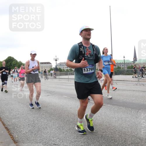 29.06.2025 - hella hamburg halbmarathon Lena Gebhardt http://msf.ph/oto/8416166 29.06.2025 10:51:42 Lombardsbrücke 7841, 13769, 5716, 7771, 1617, 1997, 2202, 2308, 2380, 2484, 2485, 2593, 2736, 2778, 3240, 3991, 4606, 4652, 4748, 4808, 4878, 5291, 5357, 5394, 5534, 5716, 5717, 6007, 6091, 6604, 6885, 6945, 6947, 6954, 6961, 7682, 7769, 7841, 7871, 7992, 8040, 8125, 8399, 8621, 8672, 9220, 9340, 9462, 9582, 9583, 9590, 9594, 9673, 9763, 10496, 10521, 10533, 10693, 10830, 11034, 11101, 11268, 11575, 11875, 12065 meine-sportfotos.de
