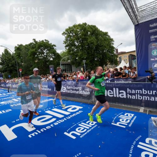 29.06.2025 - hella hamburg halbmarathon Zöllner http://msf.ph/oto/8416176 29.06.2025 10:49:53 Ziel 4017, 5460, 6125, 8455, 9126, 9200, 9551, 9597, 9723, 9924, 11975, 13159, 13463, 14794, 16800, 17753, 19109, 19122 meine-sportfotos.de