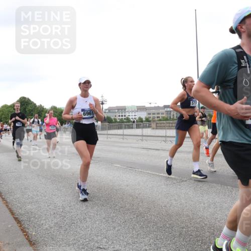 29.06.2025 - hella hamburg halbmarathon Lena Gebhardt http://msf.ph/oto/8416179 29.06.2025 10:51:43 Lombardsbrücke 7841, 6961, 5717, 376, 1418, 1617, 1997, 2202, 2308, 2380, 2484, 2485, 2593, 2736, 2778, 3240, 3991, 4598, 4606, 4652, 4748, 4808, 4878, 5291, 5357, 5394, 5534, 5716, 5717, 6007, 6091, 6604, 6885, 6945, 6947, 6954, 6961, 7682, 7769, 7841, 7871, 7992, 8040, 8125, 8399, 8621, 8672, 9220, 9340, 9462, 9582, 9583, 9590, 9594, 9673, 9763, 10496, 10521, 10533, 10693, 10830, 11034, 11101, 11268, 11575, 11875, 12065 meine-sportfotos.de