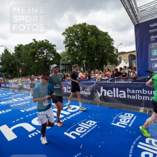 29.06.2025 - hella hamburg halbmarathon Zöllner http://msf.ph/oto/8416181 29.06.2025 10:49:53 Ziel 4017, 5460, 6125, 8455, 9126, 9200, 9551, 9597, 9723, 9924, 11975, 13159, 13463, 14794, 16800, 17753, 19109, 19122 meine-sportfotos.de