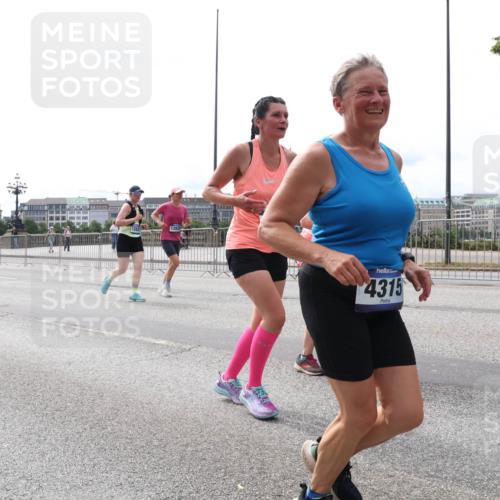 29.06.2025 - hella hamburg halbmarathon Lena Gebhardt http://msf.ph/oto/8416182 29.06.2025 10:26:29 Lombardsbrücke 111, 4315, 42, 1300, 2643, 3617, 4267, 4268, 4315, 4507, 4509, 4844, 6159, 6625, 6905, 7929, 8079, 8276, 8306, 8357, 8674, 8942, 9186, 11107, 11139, 11270, 12126, 12826, 12827, 13264, 14063, 14356, 14726, 14930, 15027, 15807, 15878, 16788, 17300, 17675, 17712, 18074, 18087, 18516, 19144 meine-sportfotos.de