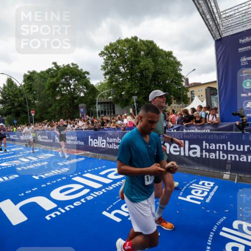29.06.2025 - hella hamburg halbmarathon Zöllner http://msf.ph/oto/8416191 29.06.2025 10:49:53 Ziel 4017, 5460, 6125, 8455, 9126, 9200, 9551, 9597, 9723, 9924, 11975, 13159, 13463, 14794, 16800, 17753, 19109, 19122 meine-sportfotos.de