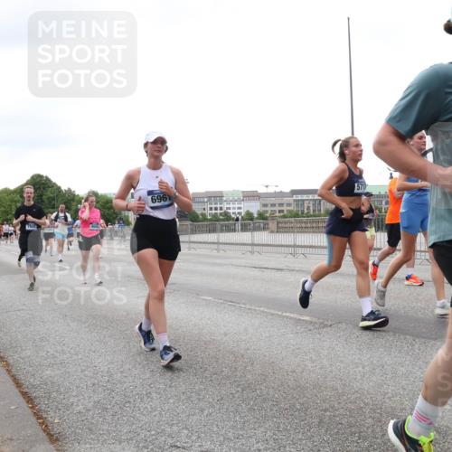 29.06.2025 - hella hamburg halbmarathon Lena Gebhardt http://msf.ph/oto/8416195 29.06.2025 10:51:43 Lombardsbrücke 7841, 696, 5717, 1376, 1418, 1617, 1997, 2202, 2308, 2380, 2484, 2485, 2593, 2736, 2778, 3240, 3991, 4598, 4606, 4652, 4748, 4808, 4878, 5291, 5357, 5394, 5534, 5716, 5717, 6007, 6091, 6604, 6885, 6945, 6947, 6954, 6961, 7682, 7769, 7841, 7871, 7992, 8040, 8125, 8399, 8621, 8672, 9220, 9340, 9462, 9582, 9583, 9590, 9594, 9673, 9763, 10496, 10521, 10533, 10693, 10830, 11034, 11101, 11268, 11575, 11875, 12065 meine-sportfotos.de