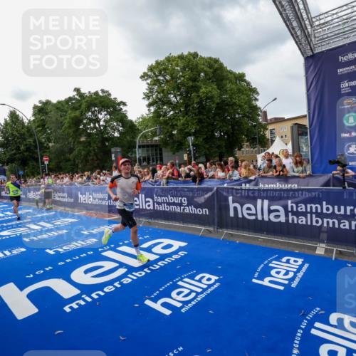 29.06.2025 - hella hamburg halbmarathon Zöllner http://msf.ph/oto/8416198 29.06.2025 10:27:23 Ziel 14019, 15136, 15576, 15583, 18037, 18124 meine-sportfotos.de