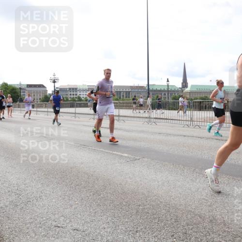 29.06.2025 - hella hamburg halbmarathon Lena Gebhardt http://msf.ph/oto/8416208 29.06.2025 10:17:43 Lombardsbrücke 683, 1274, 113, 1015, 1159, 1160, 1204, 1274, 1458, 1477, 1622, 1641, 1749, 1795, 2094, 2259, 2305, 2548, 2860, 3138, 3292, 3802, 3803, 4194, 4218, 4852, 5002, 5004, 5290, 5611, 5733, 6126, 6128, 6254, 6336, 6352, 6520, 6522, 6786, 7011, 7094, 7258, 7291, 7410, 7413, 7445, 7566, 7641, 7647, 7649, 7844, 7945, 8128, 8144, 8210, 8309, 8351, 8433, 8607, 8799, 8895, 9152, 9259, 9400, 9717, 9734, 9798, 9848, 9964, 10174, 10332, 10509 meine-sportfotos.de