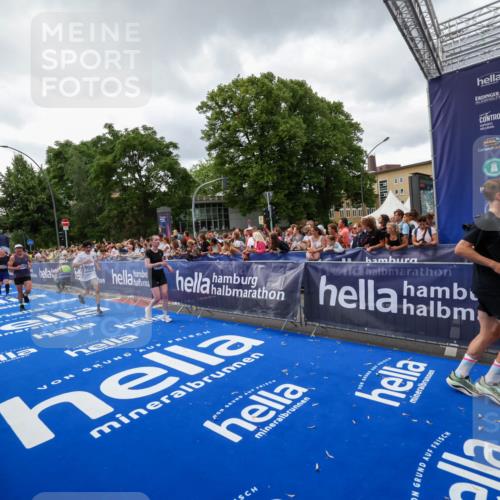 29.06.2025 - hella hamburg halbmarathon Zöllner http://msf.ph/oto/8416210 29.06.2025 10:49:54 Ziel 2540, 4017, 5460, 6125, 8455, 9126, 9200, 9491, 9597, 9924, 11975, 12527, 13463, 16800, 16887, 17753, 19109, 19122 meine-sportfotos.de