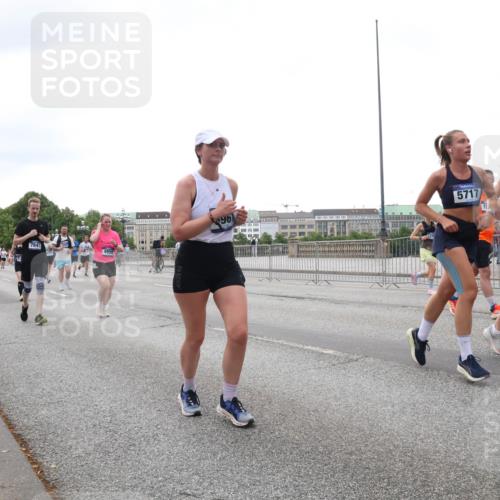 29.06.2025 - hella hamburg halbmarathon Lena Gebhardt http://msf.ph/oto/8416214 29.06.2025 10:51:43 Lombardsbrücke 961, 7841, 5717, 5716, 1418, 1617, 1997, 2202, 2308, 2380, 2484, 2485, 2593, 2736, 2778, 3240, 3991, 4598, 4606, 4652, 4748, 4808, 4878, 5291, 5357, 5394, 5534, 5716, 5717, 6007, 6091, 6604, 6885, 6945, 6947, 6954, 6961, 7682, 7769, 7841, 7871, 7992, 8040, 8125, 8399, 8621, 8672, 9220, 9340, 9462, 9582, 9583, 9590, 9594, 9673, 9763, 10496, 10521, 10533, 10693, 10830, 11034, 11101, 11268, 11575, 11875, 12065 meine-sportfotos.de