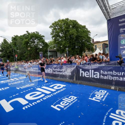 29.06.2025 - hella hamburg halbmarathon Zöllner http://msf.ph/oto/8416216 29.06.2025 10:49:54 Ziel 2540, 4017, 5460, 6125, 8455, 9126, 9200, 9491, 9597, 9924, 11975, 12527, 13463, 16800, 16887, 17753, 19109, 19122 meine-sportfotos.de