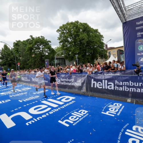 29.06.2025 - hella hamburg halbmarathon Zöllner http://msf.ph/oto/8416221 29.06.2025 10:49:55 Ziel 2540, 4017, 5460, 8454, 8455, 9126, 9200, 9491, 9597, 11975, 12527, 12733, 13463, 16732, 16800, 16887, 19109, 19122 meine-sportfotos.de