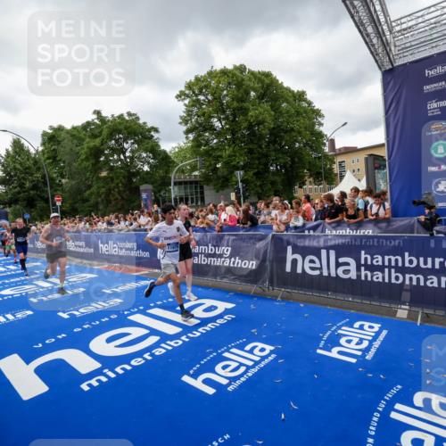 29.06.2025 - hella hamburg halbmarathon Zöllner http://msf.ph/oto/8416226 29.06.2025 10:49:55 Ziel 2540, 4017, 5460, 8454, 8455, 9126, 9200, 9491, 9597, 11975, 12527, 12733, 13463, 16732, 16800, 16887, 19109, 19122 meine-sportfotos.de