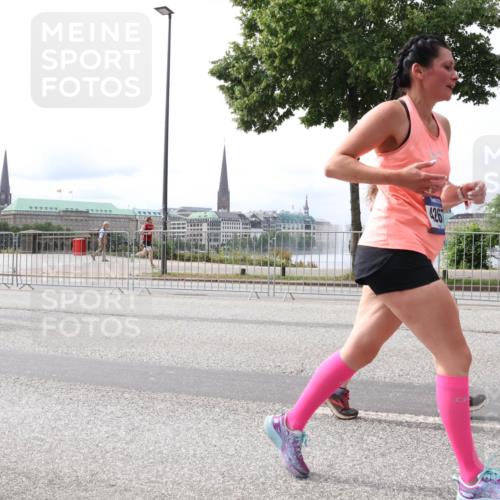 29.06.2025 - hella hamburg halbmarathon Lena Gebhardt http://msf.ph/oto/8416247 29.06.2025 10:26:30 Lombardsbrücke 12827, 12826, 426, 1300, 2643, 3617, 4267, 4268, 4315, 4507, 4509, 4844, 6159, 6625, 6905, 7929, 8079, 8276, 8306, 8357, 8674, 8942, 9186, 11107, 11270, 11740, 12126, 12826, 12827, 13264, 14063, 14356, 14726, 14930, 15027, 15807, 15878, 16788, 17300, 17675, 17712, 18074, 18087, 18516, 19144 meine-sportfotos.de