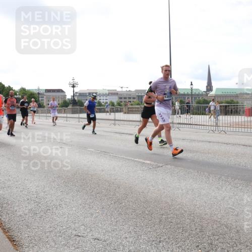 29.06.2025 - hella hamburg halbmarathon Lena Gebhardt http://msf.ph/oto/8416249 29.06.2025 10:17:44 Lombardsbrücke 1274, 126, 12031, 1015, 1159, 1160, 1204, 1274, 1458, 1477, 1622, 1641, 1749, 1795, 2094, 2259, 2305, 2548, 2860, 2931, 3138, 3292, 3802, 3803, 4194, 4218, 4852, 5002, 5004, 5290, 5611, 5733, 6128, 6254, 6336, 6352, 6520, 6786, 7011, 7094, 7258, 7291, 7410, 7413, 7445, 7566, 7641, 7647, 7649, 7844, 7945, 8128, 8144, 8210, 8309, 8351, 8433, 8607, 8799, 8895, 9152, 9259, 9400, 9717, 9734, 9798, 9848, 9964, 10174, 10332, 10509 meine-sportfotos.de