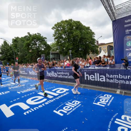 29.06.2025 - hella hamburg halbmarathon Zöllner http://msf.ph/oto/8416251 29.06.2025 10:49:56 Ziel 2540, 4017, 5460, 8454, 8455, 9126, 9200, 9491, 9597, 11975, 12527, 12733, 13463, 16716, 16732, 16800, 16887, 19109, 19122 meine-sportfotos.de