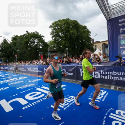 29.06.2025 - hella hamburg halbmarathon Zöllner http://msf.ph/oto/8416257 29.06.2025 10:27:25 Ziel 14019, 15136, 15576, 18037, 18124 meine-sportfotos.de