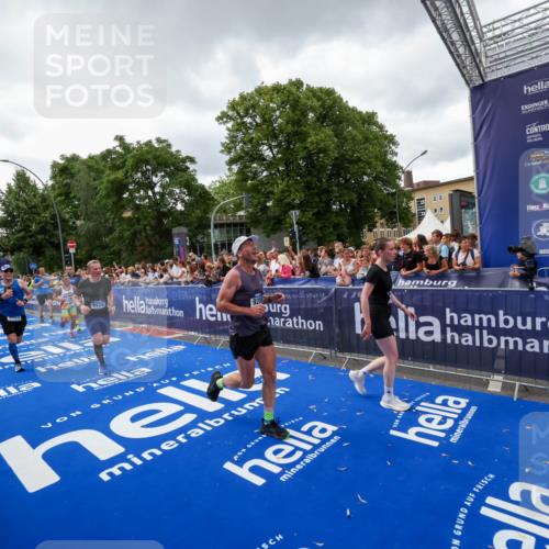 29.06.2025 - hella hamburg halbmarathon Zöllner http://msf.ph/oto/8416260 29.06.2025 10:49:56 Ziel 2540, 4017, 5460, 8454, 8455, 9126, 9200, 9491, 9597, 11975, 12527, 12733, 13463, 16716, 16732, 16800, 16887, 19109, 19122 meine-sportfotos.de