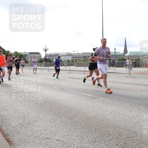 29.06.2025 - hella hamburg halbmarathon Lena Gebhardt http://msf.ph/oto/8416267 29.06.2025 10:17:44 Lombardsbrücke 1458, 1268, 1274, 12031, 1015, 1159, 1160, 1204, 1274, 1458, 1477, 1622, 1641, 1749, 1795, 2094, 2259, 2305, 2548, 2860, 2931, 3138, 3292, 3802, 3803, 4194, 4218, 4852, 5002, 5004, 5290, 5611, 5733, 6128, 6254, 6336, 6352, 6520, 6786, 7011, 7094, 7258, 7291, 7410, 7413, 7445, 7566, 7641, 7647, 7649, 7844, 7945, 8128, 8144, 8210, 8309, 8351, 8433, 8607, 8799, 8895, 9152, 9259, 9400, 9717, 9734, 9798, 9848, 9964, 10174, 10332, 10509 meine-sportfotos.de