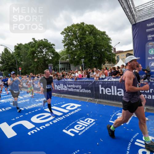 29.06.2025 - hella hamburg halbmarathon Zöllner http://msf.ph/oto/8416284 29.06.2025 10:49:57 Ziel 2540, 4017, 5460, 8454, 8455, 9126, 9200, 9491, 9597, 12527, 12733, 13463, 16716, 16732, 16800, 16887, 19109, 19122 meine-sportfotos.de