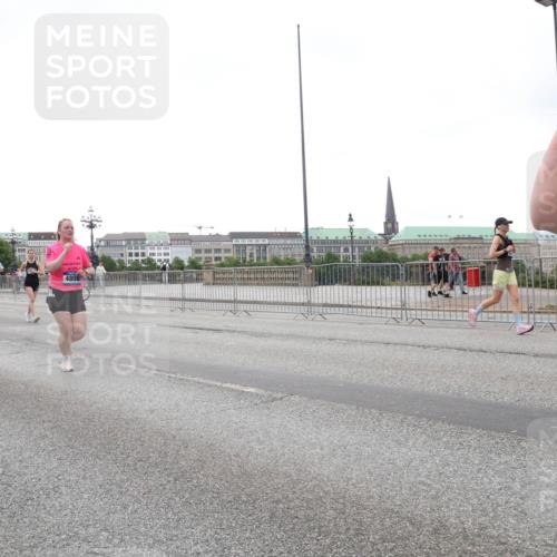 29.06.2025 - hella hamburg halbmarathon Lena Gebhardt http://msf.ph/oto/8416293 29.06.2025 10:51:44 Lombardsbrücke 1418, 1617, 1997, 2308, 2380, 2484, 2485, 2593, 2736, 2778, 3240, 3991, 4598, 4606, 4748, 4808, 4878, 5062, 5291, 5357, 5394, 5534, 5716, 5717, 6007, 6091, 6604, 6885, 6945, 6947, 6954, 6961, 7682, 7769, 7841, 7871, 7992, 8040, 8125, 8399, 8621, 8672, 9220, 9340, 9460, 9462, 9582, 9583, 9590, 9594, 9673, 9763, 10496, 10521, 10533, 10673, 10693, 10830, 11034, 11101, 11268, 11575, 11875, 12065 meine-sportfotos.de