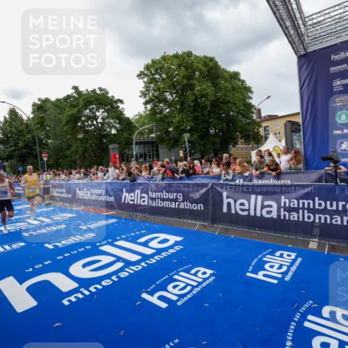 29.06.2025 - hella hamburg halbmarathon Zöllner http://msf.ph/oto/8416294 29.06.2025 10:27:29 Ziel 4678, 9804, 13941, 14019, 15576, 18567, 19114 meine-sportfotos.de
