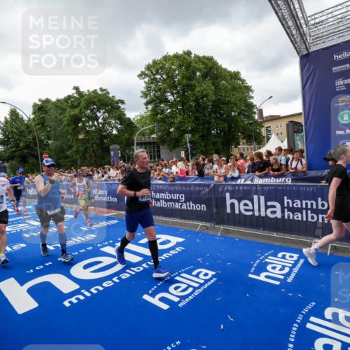 29.06.2025 - hella hamburg halbmarathon Zöllner http://msf.ph/oto/8416297 29.06.2025 10:49:57 Ziel 2540, 4017, 5460, 8454, 8455, 9126, 9200, 9491, 9597, 12527, 12733, 13463, 16716, 16732, 16800, 16887, 19109, 19122 meine-sportfotos.de