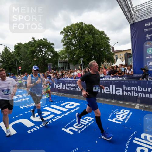 29.06.2025 - hella hamburg halbmarathon Zöllner http://msf.ph/oto/8416308 29.06.2025 10:49:58 Ziel 2540, 3692, 3852, 4017, 5460, 8454, 8455, 9126, 9200, 9491, 9597, 12527, 12733, 13463, 16716, 16732, 16800, 16887, 19109, 19122 meine-sportfotos.de
