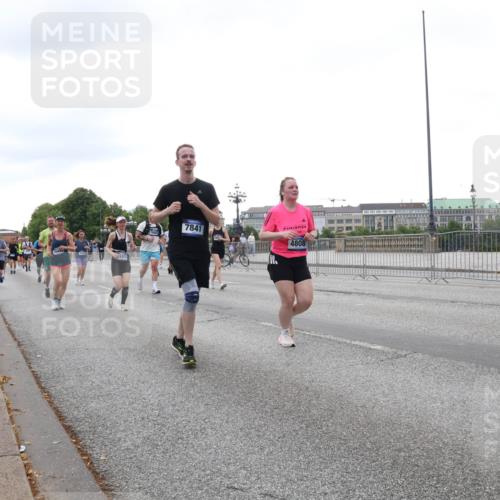 29.06.2025 - hella hamburg halbmarathon Lena Gebhardt http://msf.ph/oto/8416327 29.06.2025 10:51:45 Lombardsbrücke 7841, 4808, 1418, 1617, 1997, 2308, 2484, 2485, 2593, 2736, 2778, 3038, 3240, 3991, 4598, 4606, 4748, 4808, 4878, 5062, 5291, 5357, 5394, 5534, 5716, 5717, 6007, 6091, 6604, 6885, 6945, 6947, 6954, 6961, 7682, 7769, 7841, 7871, 7992, 8040, 8125, 8399, 8621, 8672, 9220, 9340, 9460, 9462, 9582, 9583, 9590, 9594, 9673, 9730, 9763, 10496, 10521, 10533, 10673, 10693, 10830, 11034, 11101, 11268, 11575, 11875, 12065 meine-sportfotos.de