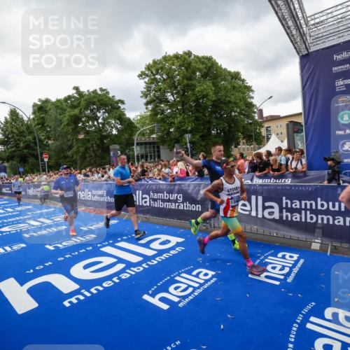 29.06.2025 - hella hamburg halbmarathon Zöllner http://msf.ph/oto/8416330 29.06.2025 10:49:59 Ziel 2540, 3692, 3852, 4017, 5460, 7100, 8454, 8455, 9126, 9213, 9491, 9597, 12271, 12527, 12733, 13463, 16716, 16732, 16887, 19109, 19112, 19122 meine-sportfotos.de