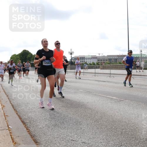 29.06.2025 - hella hamburg halbmarathon Lena Gebhardt http://msf.ph/oto/8416341 29.06.2025 10:17:45 Lombardsbrücke 1458, 12683, 1015, 1159, 1160, 1204, 1274, 1458, 1477, 1622, 1641, 1749, 1795, 2094, 2259, 2305, 2548, 2860, 2931, 3138, 3292, 3802, 3803, 4194, 4218, 4852, 5002, 5004, 5290, 5611, 5733, 6254, 6336, 6352, 6520, 6786, 7011, 7094, 7258, 7291, 7410, 7413, 7445, 7566, 7641, 7647, 7649, 7844, 7945, 8128, 8144, 8210, 8309, 8351, 8433, 8607, 8799, 8895, 9400, 9717, 9734, 9798, 9848, 9964, 10174, 10332, 10509 meine-sportfotos.de