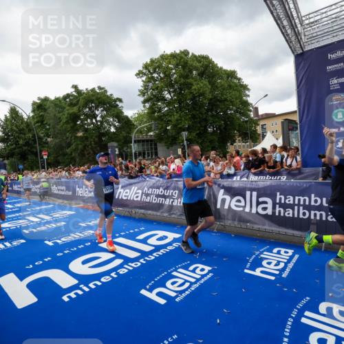 29.06.2025 - hella hamburg halbmarathon Zöllner http://msf.ph/oto/8416343 29.06.2025 10:49:59 Ziel 2540, 3692, 3852, 4017, 5460, 7100, 8454, 8455, 9126, 9213, 9491, 9597, 12271, 12527, 12733, 13463, 16716, 16732, 16887, 19109, 19112, 19122 meine-sportfotos.de