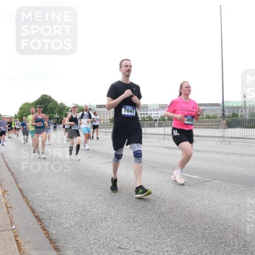 29.06.2025 - hella hamburg halbmarathon Lena Gebhardt http://msf.ph/oto/8416346 29.06.2025 10:51:45 Lombardsbrücke 11875, 7841, 4808, 1418, 1617, 1997, 2308, 2484, 2485, 2593, 2736, 2778, 3038, 3240, 3991, 4598, 4606, 4748, 4808, 4878, 5062, 5291, 5357, 5394, 5534, 5716, 5717, 6007, 6091, 6604, 6885, 6945, 6947, 6954, 6961, 7682, 7769, 7841, 7871, 7992, 8040, 8125, 8399, 8621, 8672, 9220, 9340, 9460, 9462, 9582, 9583, 9590, 9594, 9673, 9730, 9763, 10496, 10521, 10533, 10673, 10693, 10830, 11034, 11101, 11268, 11575, 11875, 12065 meine-sportfotos.de
