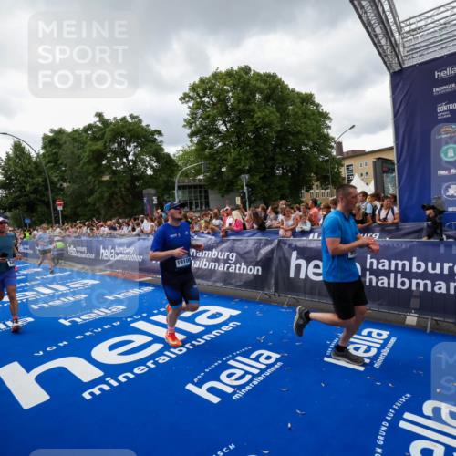 29.06.2025 - hella hamburg halbmarathon Zöllner http://msf.ph/oto/8416349 29.06.2025 10:50:00 Ziel 2540, 3692, 3852, 7100, 7657, 8454, 8455, 9213, 9491, 9597, 12271, 12527, 12733, 13225, 13758, 16716, 16732, 16887, 19109, 19112 meine-sportfotos.de